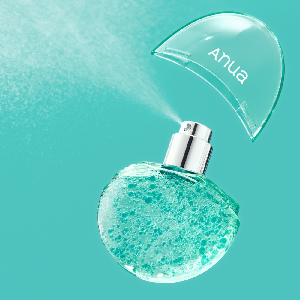 ANUA PDRN Hyaluronic Acid Moisture Capsule Mist 30ml, vaporisateur Anua sur fond turquoise, gouttes d’eau, belle mise en scène.