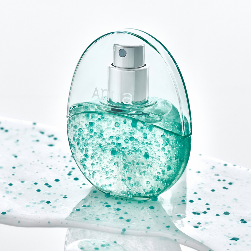 ANUA PDRN Hyaluronic Acid Moisture Capsule Mist 30ml, flacon Anua sur fond blanc avec gouttelettes vertes, contexte visuel spa.