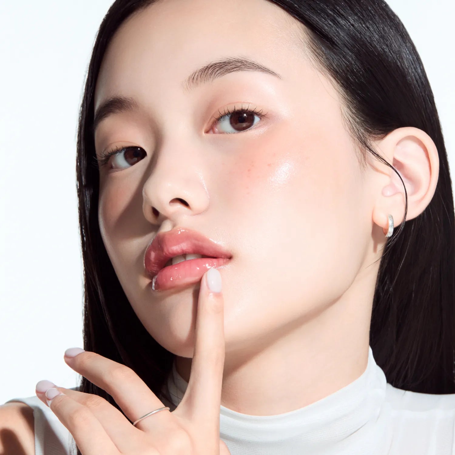 ANUA PDRN Lip Serum : gros plan sur des lèvres hydratées, application sur le visage, marque ANUA, fond clair