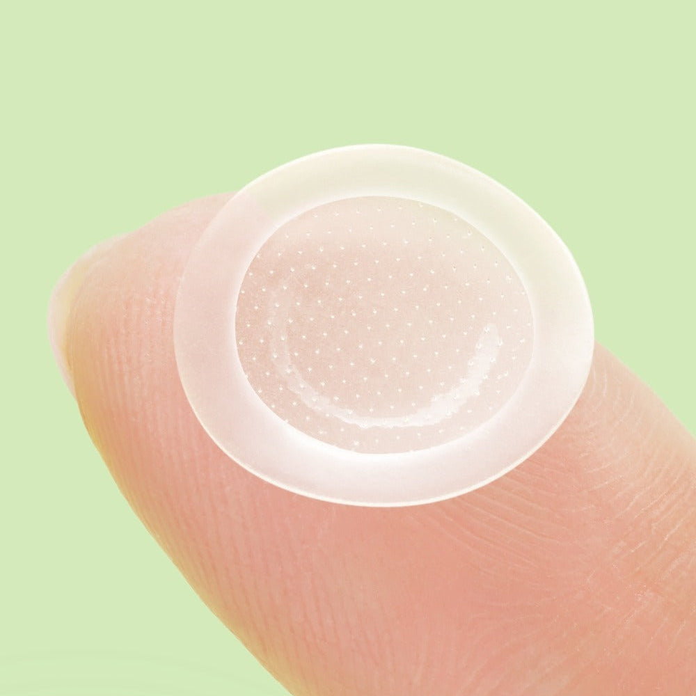 ANUA Triple Acid Spot Care Microdot Patch : microdots anti-imperfections sur patch blanc, main sur fond vert, marque ANUA