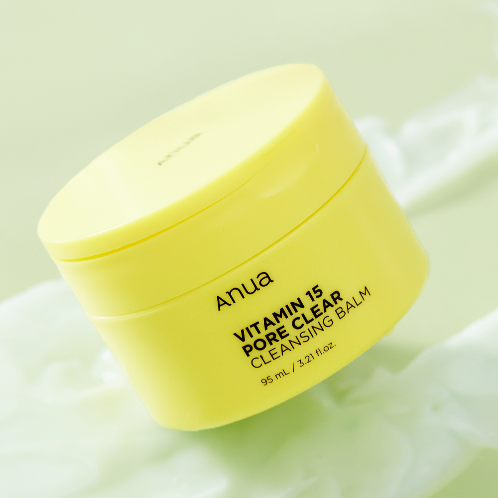 ANUA Vitamin 15 Pore Clear Cleansing Balm 95ml, baume nettoyant jaune sur fond crème, marque ANUA en gros plan.