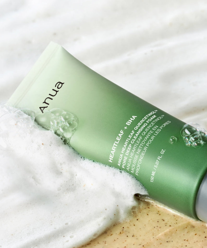 ANUA Heartleaf Quercetinol Pore Deep Cleansing Foam 150ml, tube vert sur fond blanc avec mousse, marque ANUA