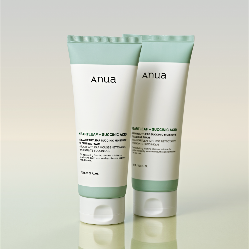 Décris l'image en français en mentionnant le produit, la marque et le contexte visuel : ANUA Heartleaf + Succinic Acid Moisture Cleansing Foam 150ml