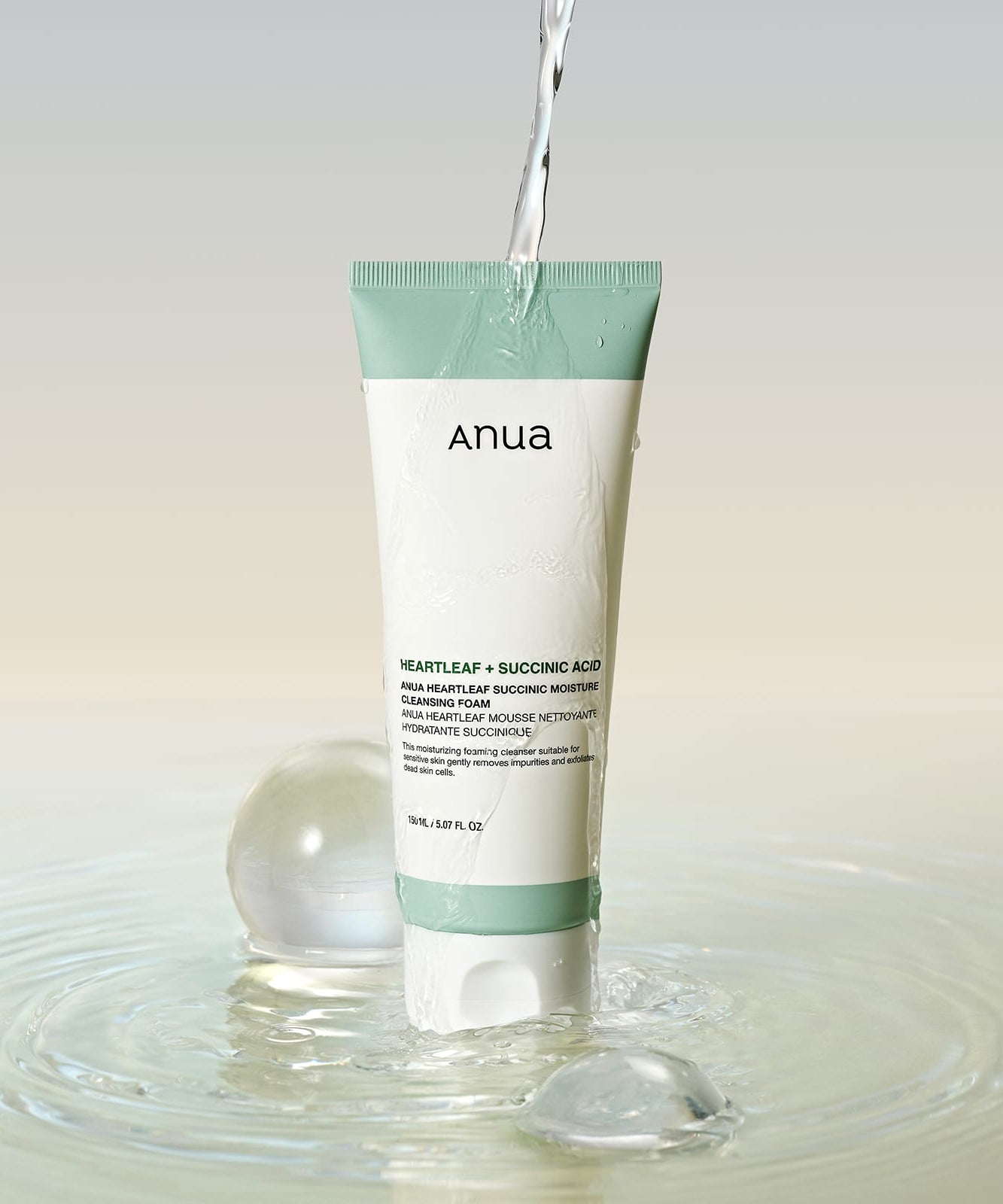 ANUA Heartleaf + Succinic Acid Moisture Cleansing Foam 150ml de la marque ANUA, mousse claire sous eau, arrière-plan minimal.