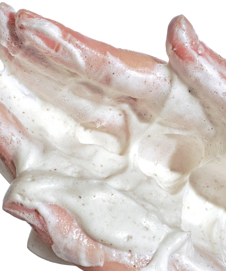 ANUA Heartleaf Quercetinol Pore Deep Cleansing Foam 150ml de la marque ANUA, mousse nettoyante, gros plan sur peau.
