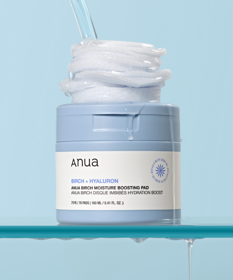 ANUA Birch + Hyaluron Moisture Boosting Pad 70p 160ml, pot bleu Anua, patchs humides sur fond clair.