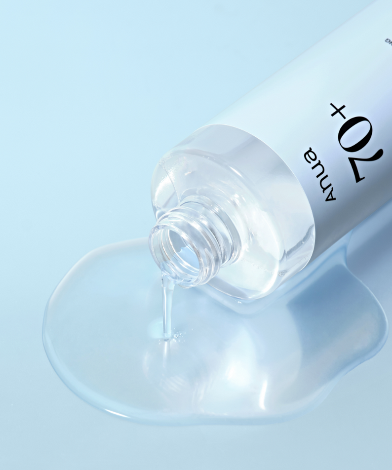 ANUA Birch 70 + Hyaluron Moisture Boosting Toner 250ml, flacon sur fond bleu clair, texture hydratante visible