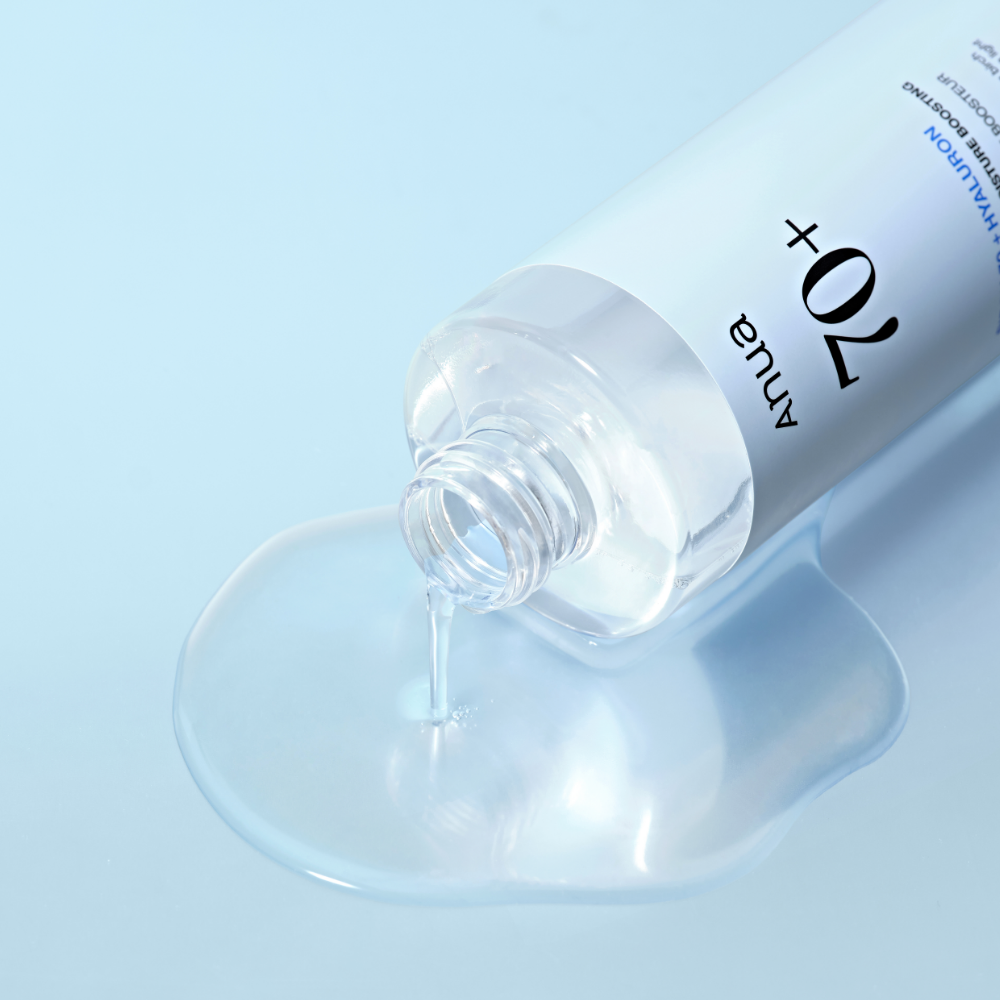 ANUA Birch 70 + Hyaluron Moisture Boosting Toner 250ml, flacon sur fond bleu clair, texture hydratante visible