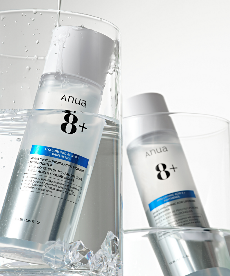 ANUA Hyaluronic Acid 8 + Panthenol Lipsome Skin Booster 150ml, flacons dans un décor eau/gel, marque ANUA, visuel hydratant