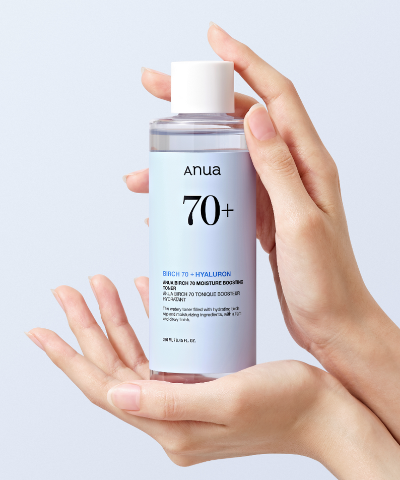ANUA Birch 70 + Hyaluron Moisture Boosting Toner 250ml, photo mains tenant le flacon, marque Anua, fond clair.