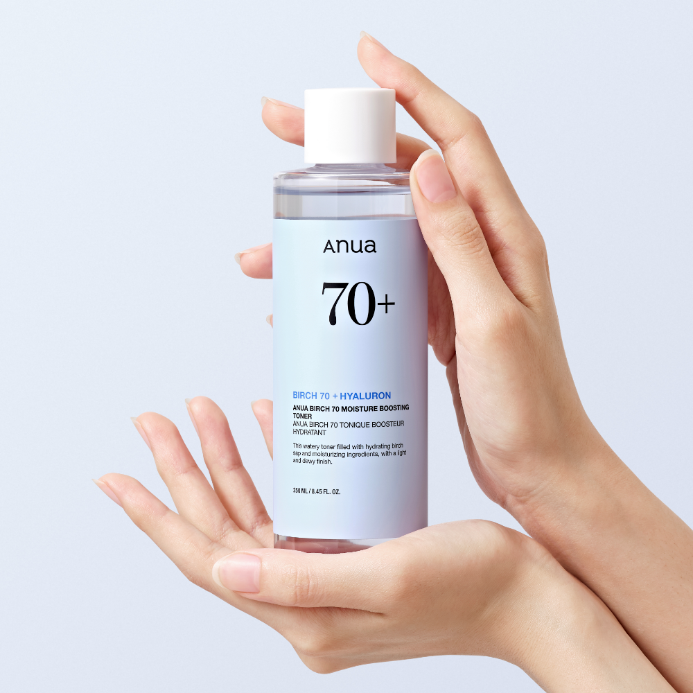 ANUA Birch 70 + Hyaluron Moisture Boosting Toner 250ml, photo mains tenant le flacon, marque Anua, fond clair.
