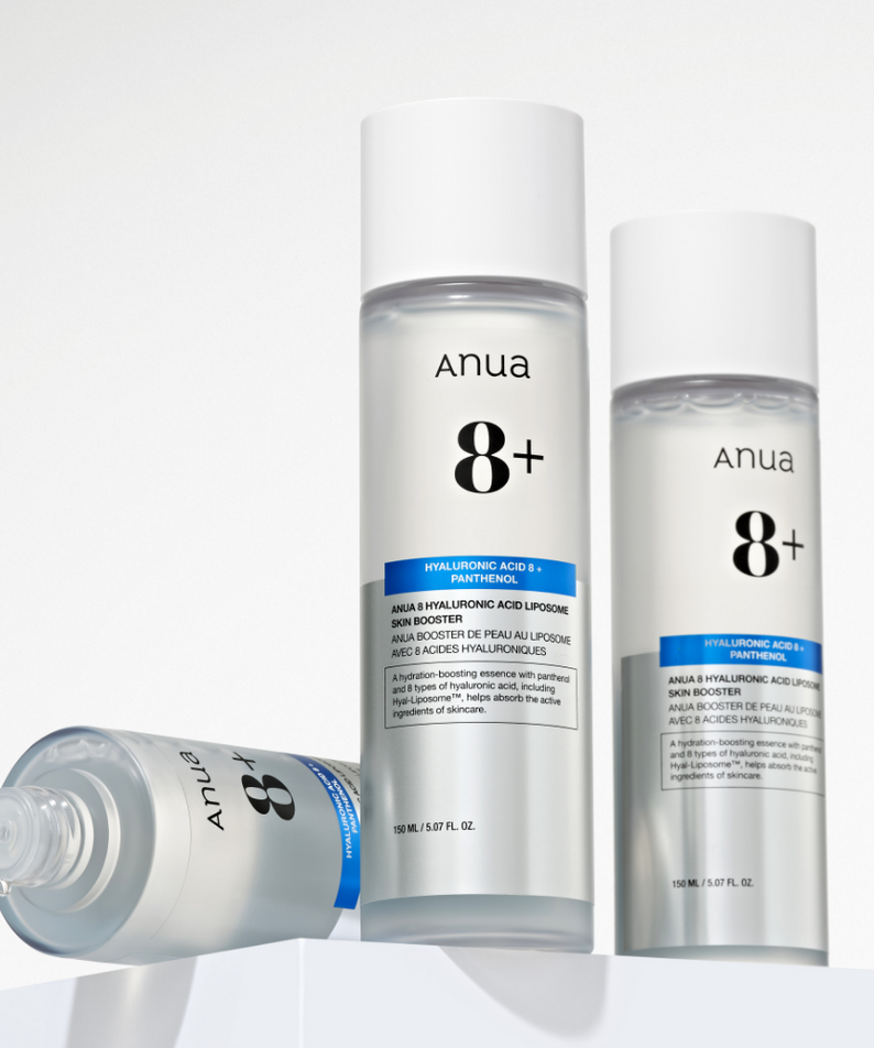 Décris l'image en français : ANUA Hyaluronic Acid 8 + Panthenol Lipsome Skin Booster 150ml, bouteilles Anua sur fond clair.