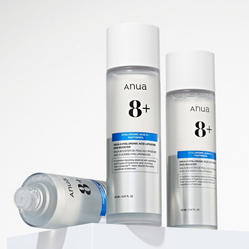 Décris l'image en français : ANUA Hyaluronic Acid 8 + Panthenol Lipsome Skin Booster 150ml, bouteilles Anua sur fond clair.