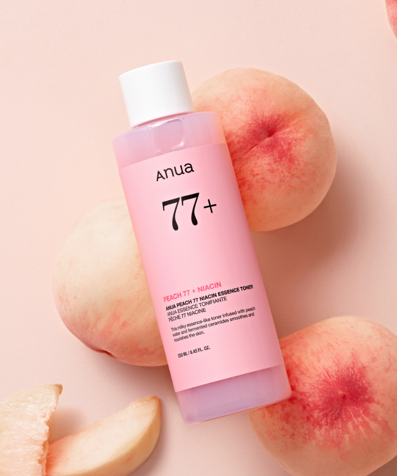 ANUA Peach 77 + Niacin Essence Toner 250ml d’ANUA en flacon rose sur fonds pastel, entouré de pêches.