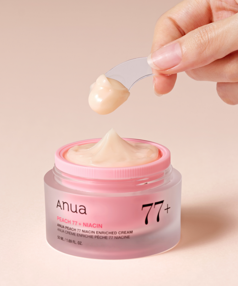 ANUA Peach 77 + Niacin Enriched Cream 50ml, pot rose et texture crème sur fond clair, main appliquant le produit Anua.