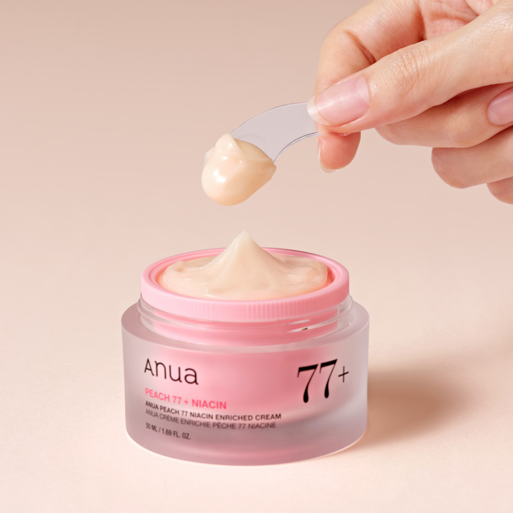 ANUA Peach 77 + Niacin Enriched Cream 50ml, pot rose et texture crème sur fond clair, main appliquant le produit Anua.