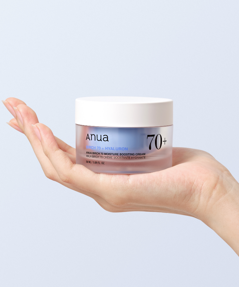 Main présentant ANUA Birch 70 + Hyaluron Moisture Boosting Cream 50ml, crème hydratante Anua sur fond clair.