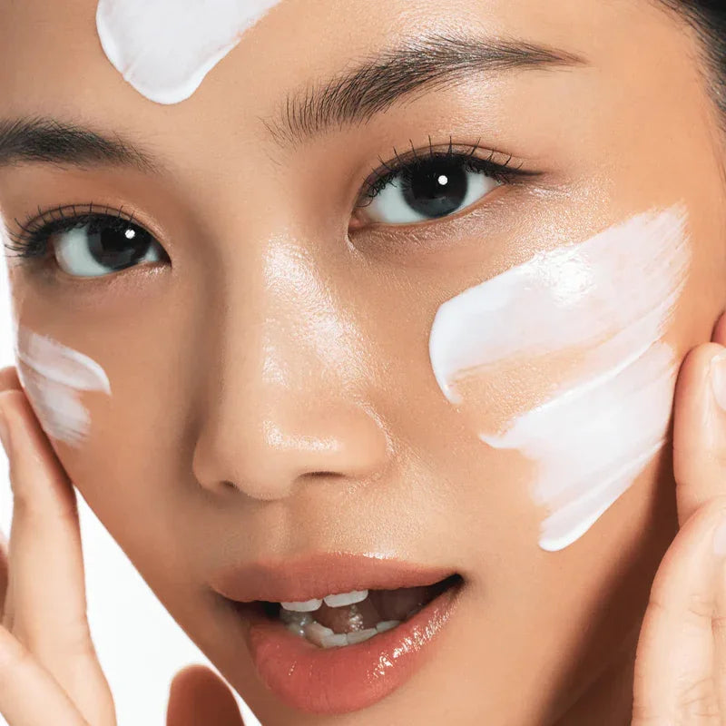 ANUA Daily Transparent Moisture Sunscreen 50ml : visage appliquant une crème hydratante transparente, marque ANUA, ambiance beauté.