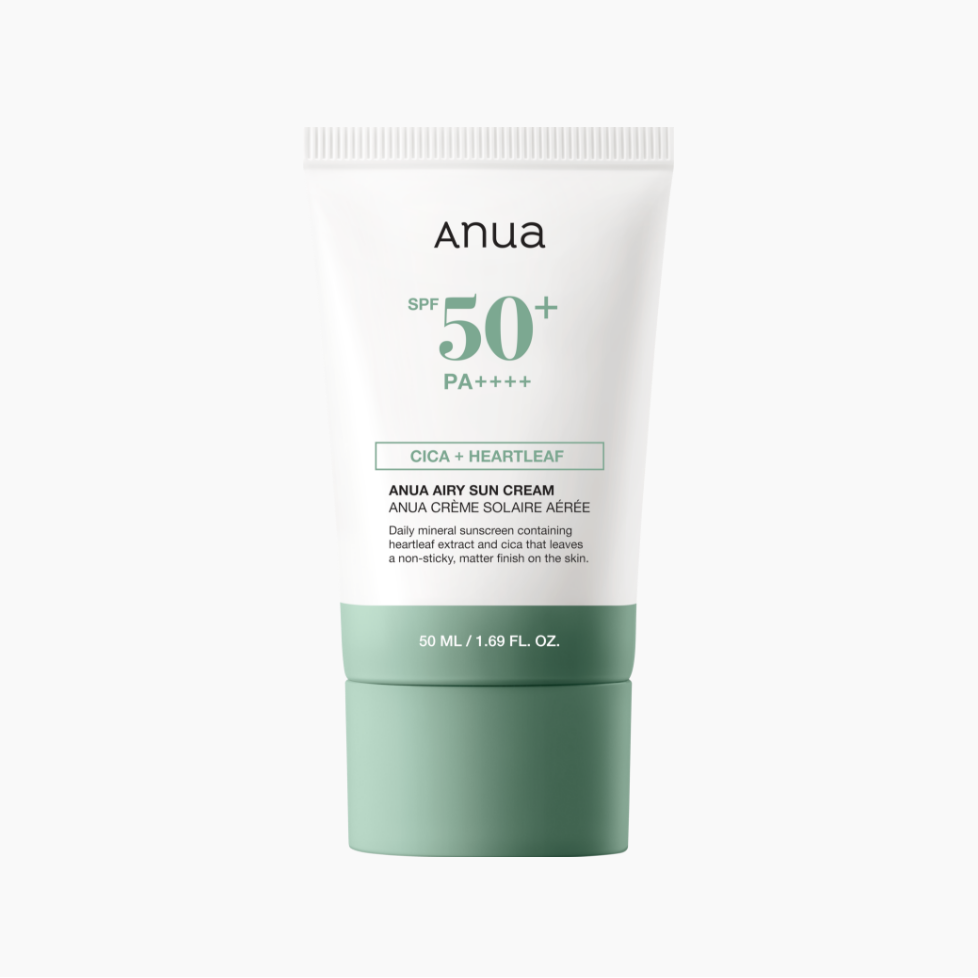 ANUA Cica + Heartleaf Airy Sun Cream SPF50+ PA++++ 50ml, tube solaire blanc/vert sur fond clair