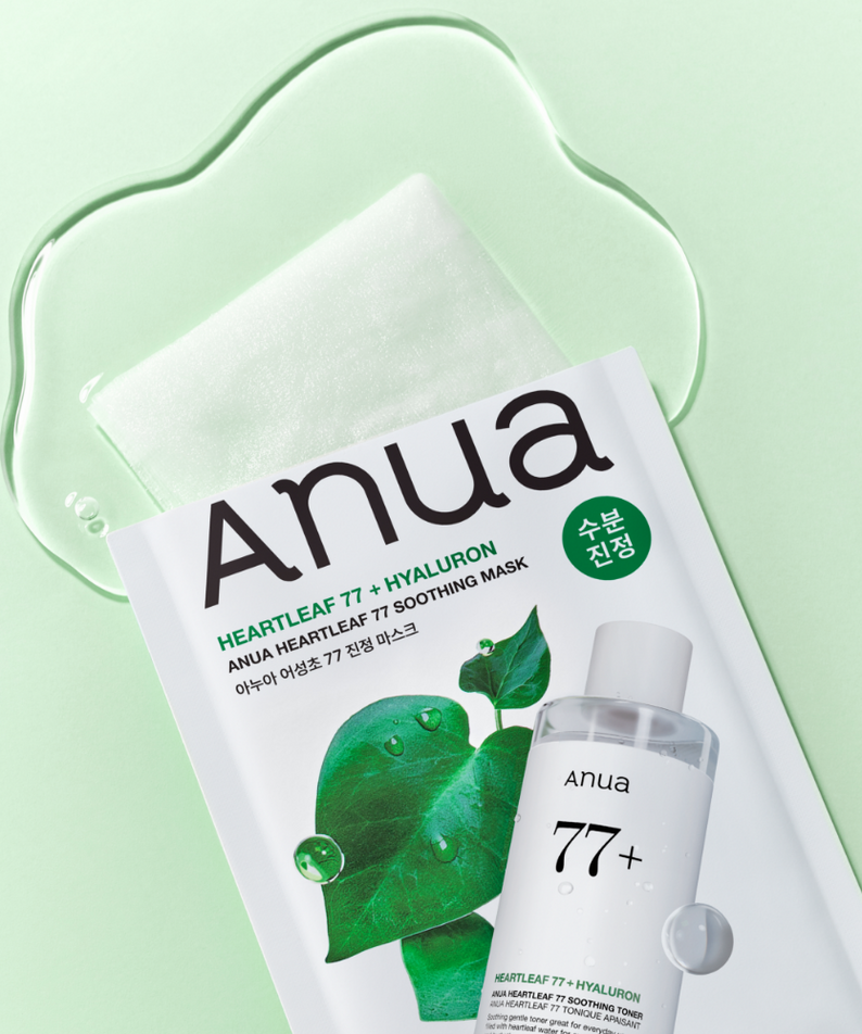 ANUA Heatfleaf 77 + Hyaluron Soothing Mask, marque Anua, flacon et masque apaisant sur fond vert clair.
