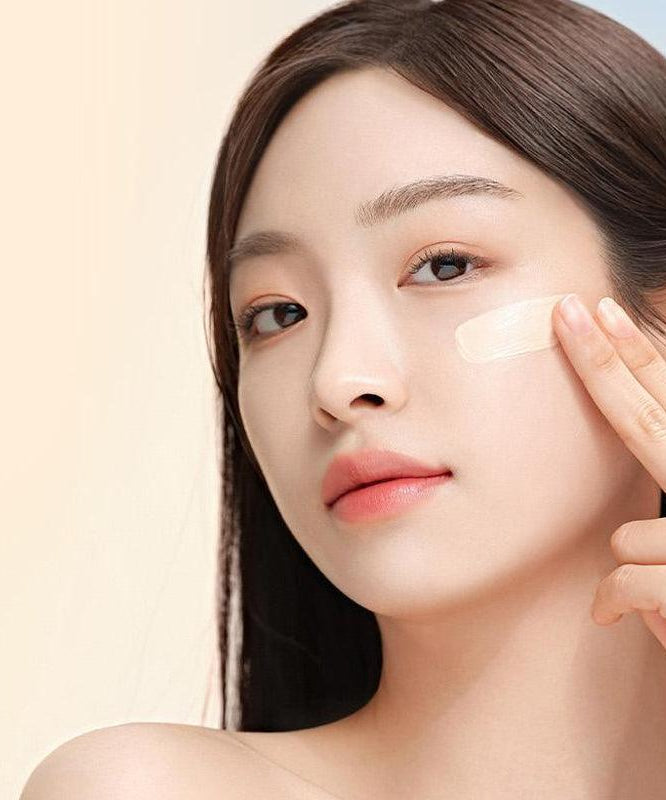 ANUA Matt But Glow Cover Beige 50ml, crème teint beige appliquée sur le visage, marque ANUA en contexte beauté