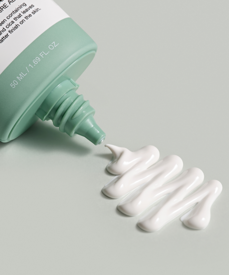 ANUA Cica + Heartleaf Airy Sun Cream SPF50+ PA++++ 50ml : tube vert, crème blanche sur fond clair, produit Anua en gros plan.