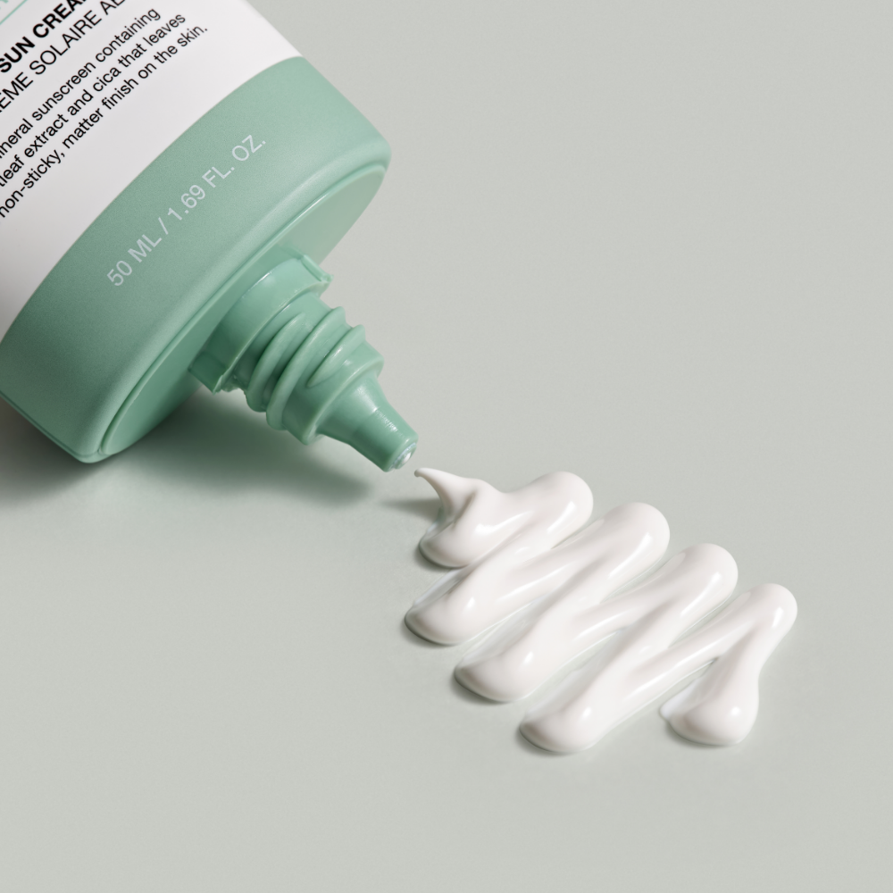 ANUA Cica + Heartleaf Airy Sun Cream SPF50+ PA++++ 50ml : tube vert, crème blanche sur fond clair, produit Anua en gros plan.