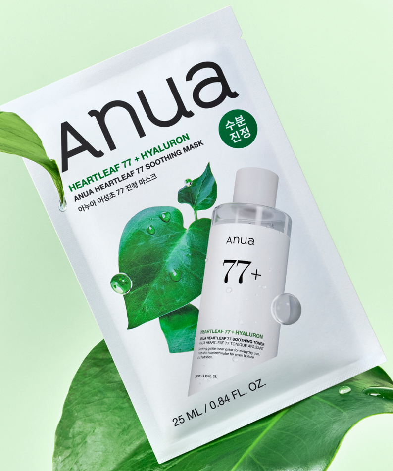 ANUA Heatfleaf 77 + Hyaluron Soothing Mask, masque apaisant de la marque ANUA, sur fond vert avec feuilles.
