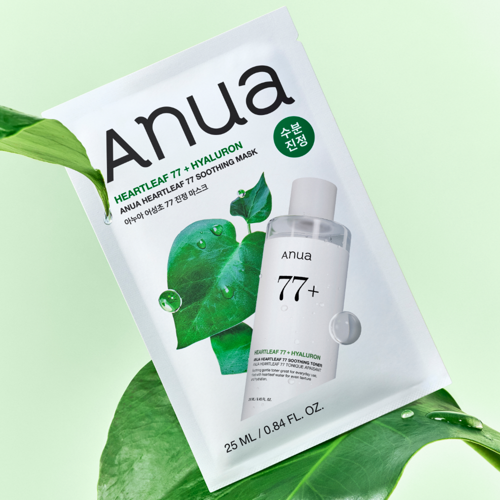 ANUA Heatfleaf 77 + Hyaluron Soothing Mask, masque apaisant de la marque ANUA, sur fond vert avec feuilles.