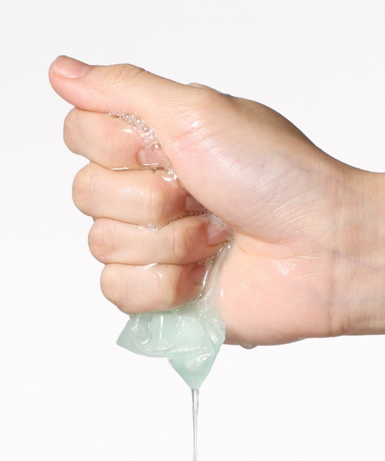 ANUA PDRN Hyaluronic Acid Capsule 100 Serum Mask de la marque ANUA, main applique un sérum fluide sur peau, fond blanc