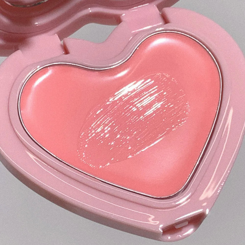 AOU Soft Cream Blush, maquillage en crème rose, flacon cœur brillant, gros plan sur fond clair. Marque AOU
