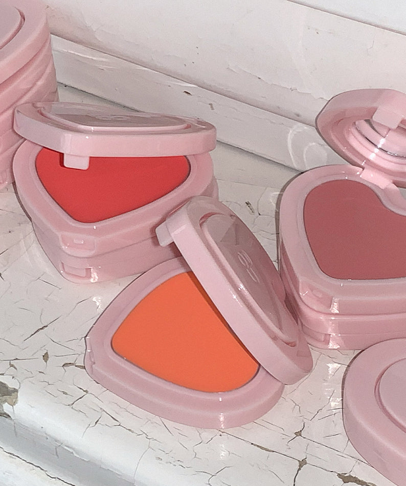 AOU Soft Cream Blush, corail et rose, packaging rose sur fond marbre clair, maquillage en gros plan, marque AOU