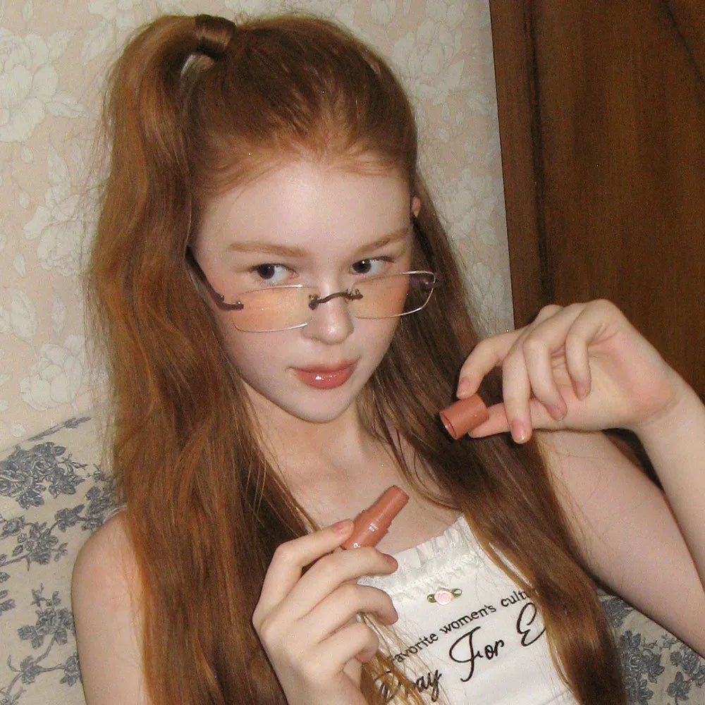 AOU Dewy Bar, bar à lèvres/démaquillant par la marque AOU, visage maquillé en gros plan, pose en intérieur.