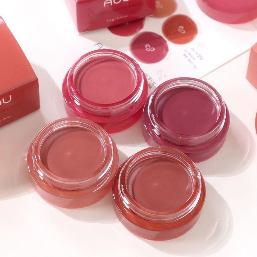 AOU Floofy Matte Balm de la marque AOU, baumes mats roses en pots sur fond blanc, packshot maquillage.