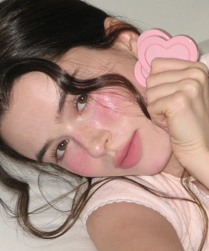 AOU Soft Cream Blush, crème blush marque AOU : maquillage rose sur peau, portrait selfie, contexte beauté.