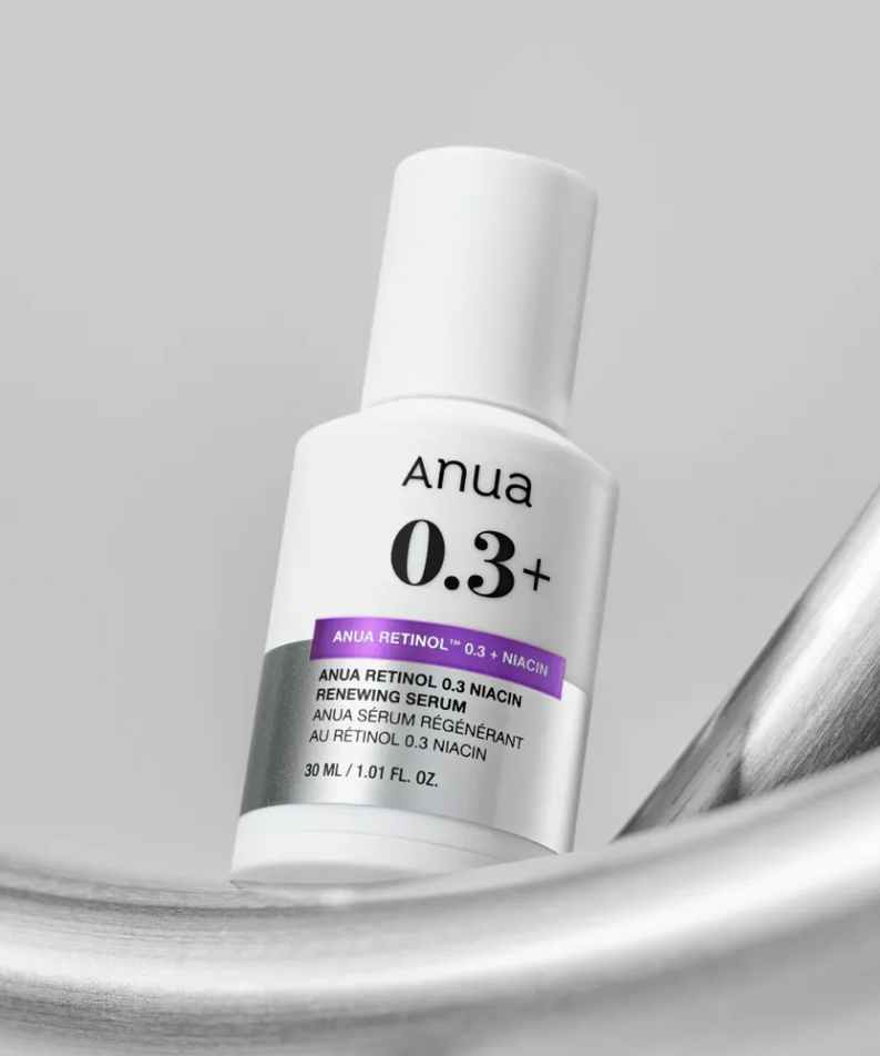 ANUA Retinol 0.3 Niacin Renewing Serum de la marque ANUA, flacon blanc sur fond minimal et reflets argentés.