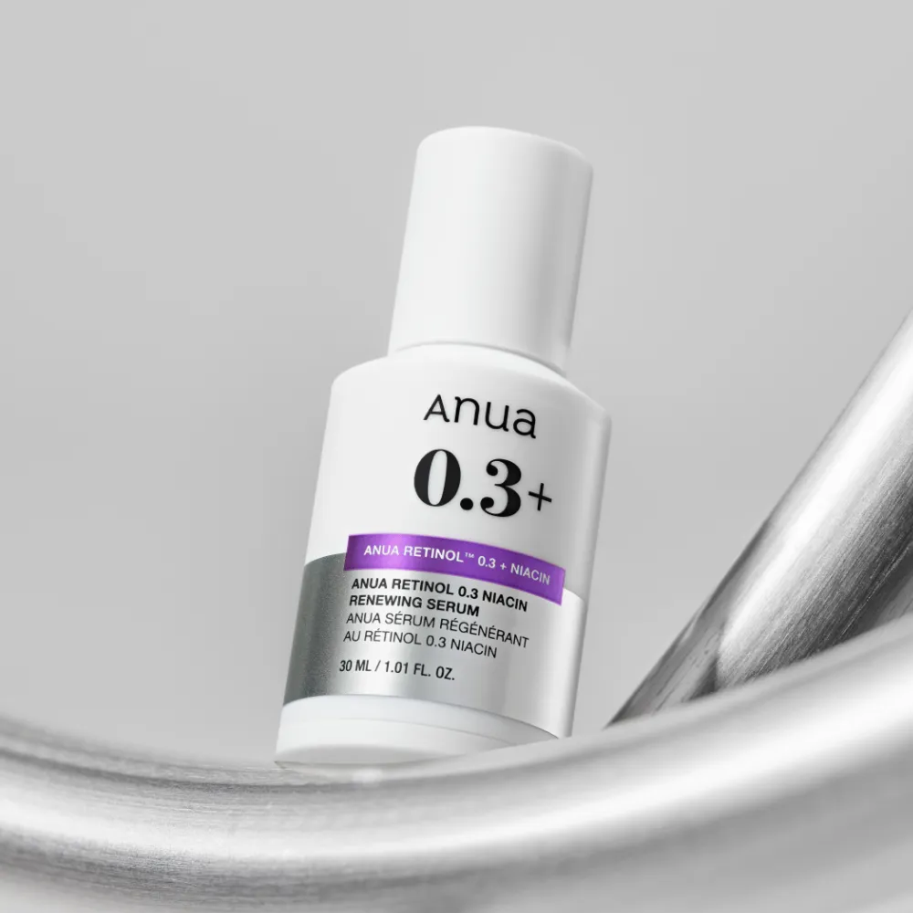 ANUA Retinol 0.3 Niacin Renewing Serum de la marque ANUA, flacon blanc sur fond minimal et reflets argentés.