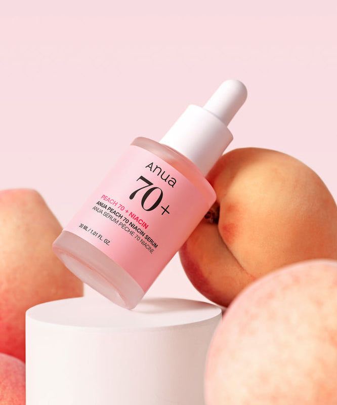 ANUA Peach 70 + Niacin Serum 30ml, bouteille Anua sur fond rose avec pêches, contexte skincare visage.