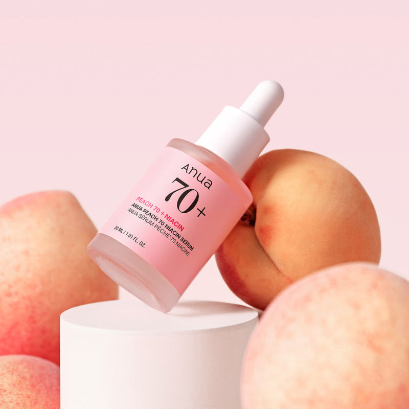 ANUA Peach 70 + Niacin Serum 30ml, bouteille Anua sur fond rose avec pêches, contexte skincare visage.