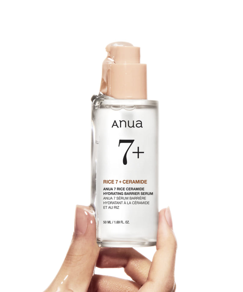 ANUA Rice 7+ Ceramide Hydrating Barrier Serum 50ml, flacon tenue en main, fond clair, produit skincare ANUA.