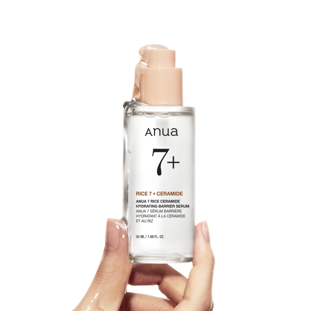 ANUA Rice 7+ Ceramide Hydrating Barrier Serum 50ml, flacon tenue en main, fond clair, produit skincare ANUA.