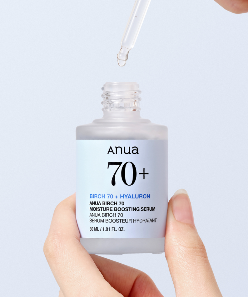 ANUA Birch 70 + Hyaluron Moisture Boosting Serum 30ml, bouteille sérum hydratant ANUA sur fond clair, main et pipette