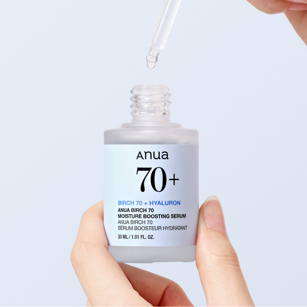 ANUA Birch 70 + Hyaluron Moisture Boosting Serum 30ml, bouteille sérum hydratant ANUA sur fond clair, main et pipette