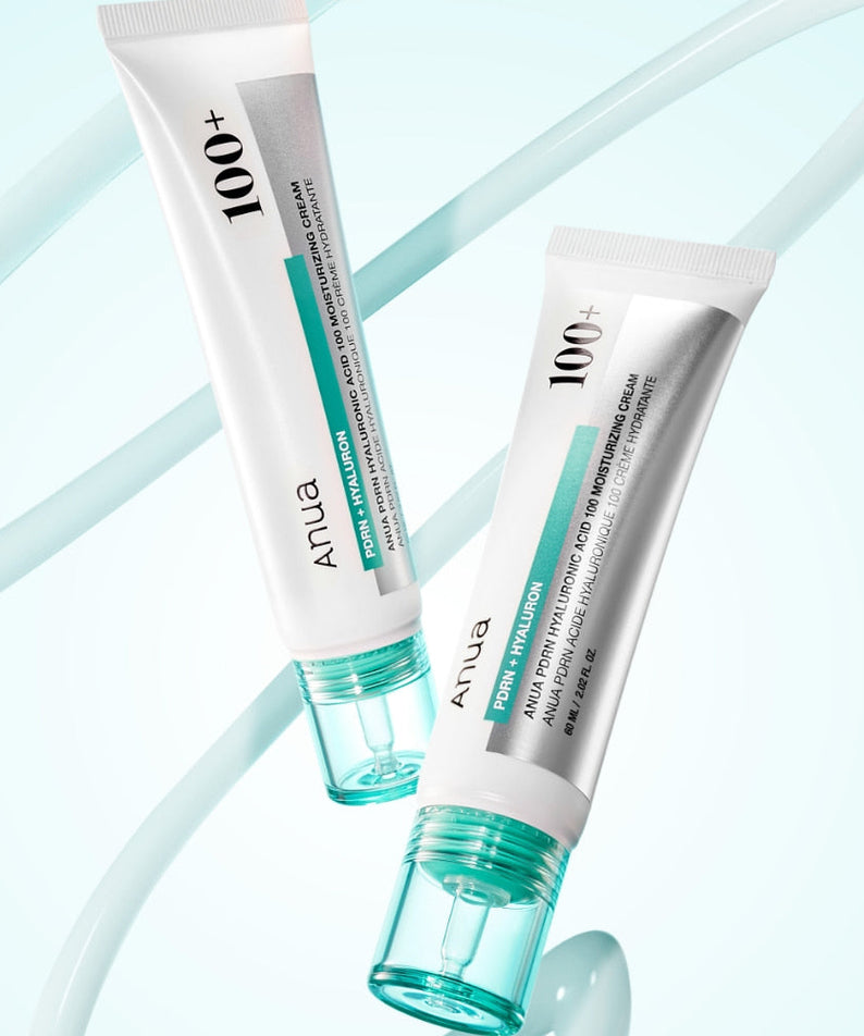 ANUA PDRN Hyaluronic Acid 100 Moisture Cream, tube blanc Anua sur fond bleu clair, textures gel d’hydratation