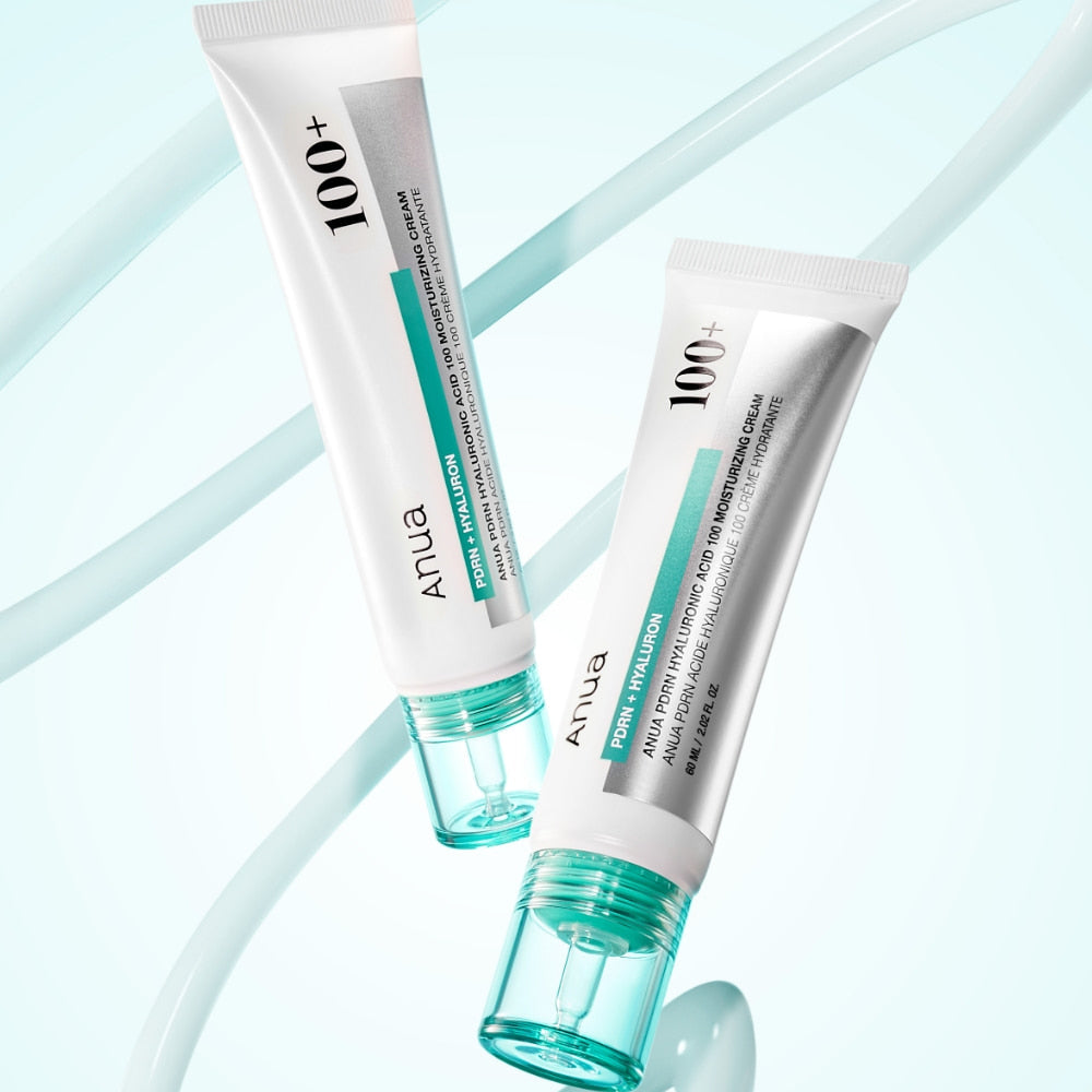 ANUA PDRN Hyaluronic Acid 100 Moisture Cream, tube blanc Anua sur fond bleu clair, textures gel d’hydratation