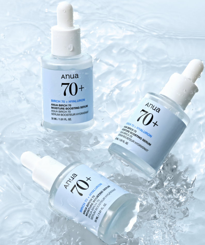 ANUA Birch 70 + Hyaluron Moisture Boosting Serum 30ml Anua sur fond d’eau, flacons blancs et gouttes, contexte cosmétique