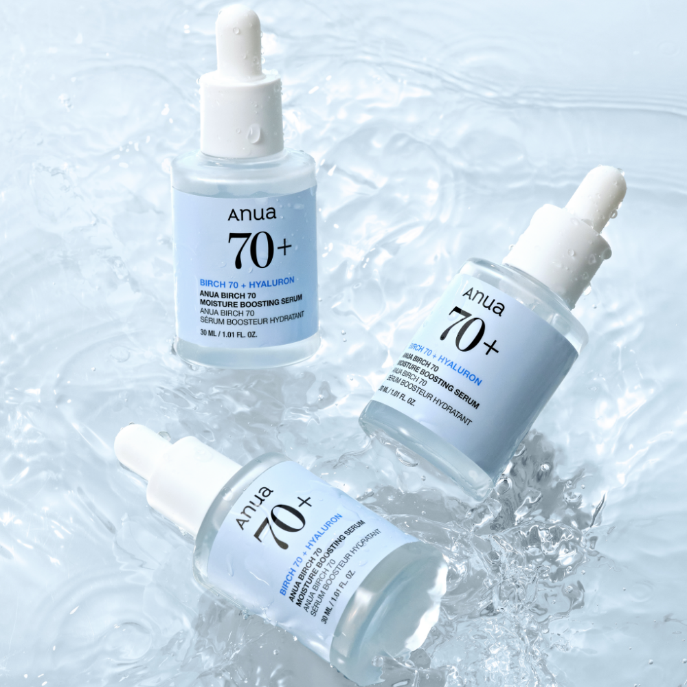 ANUA Birch 70 + Hyaluron Moisture Boosting Serum 30ml Anua sur fond d’eau, flacons blancs et gouttes, contexte cosmétique