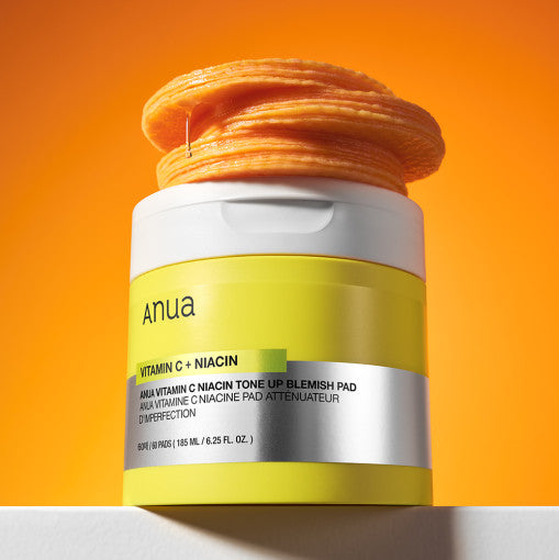 ANUA Vitamin C + Niacin Tone Up Blemish Pad 60p 185ml de la marque ANUA, flacon vert sur fond orange