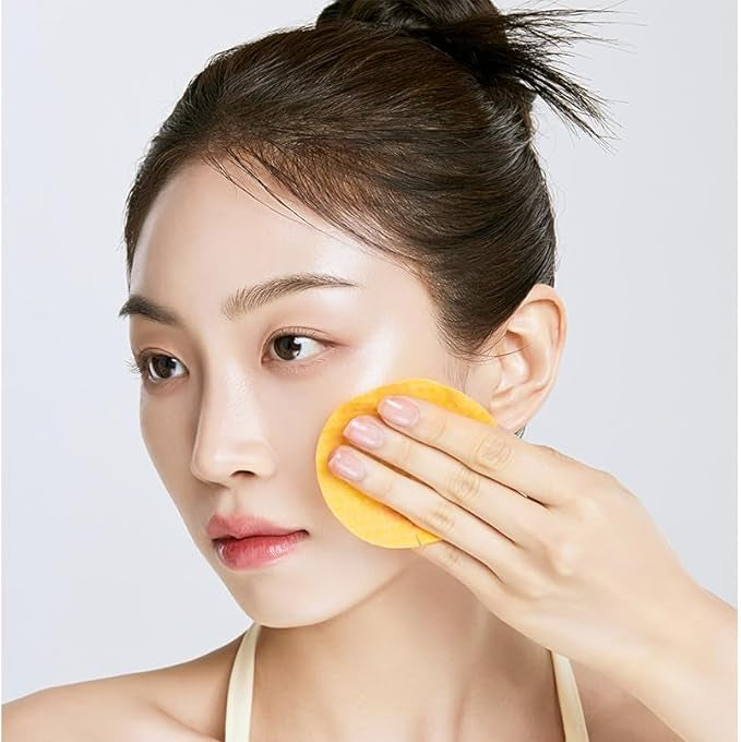 Décris l'image en français : ANUA Vitamin C + Niacin Tone Up Blemish Pad 60p 185ml, la marque ANUA, visage nettoyé.