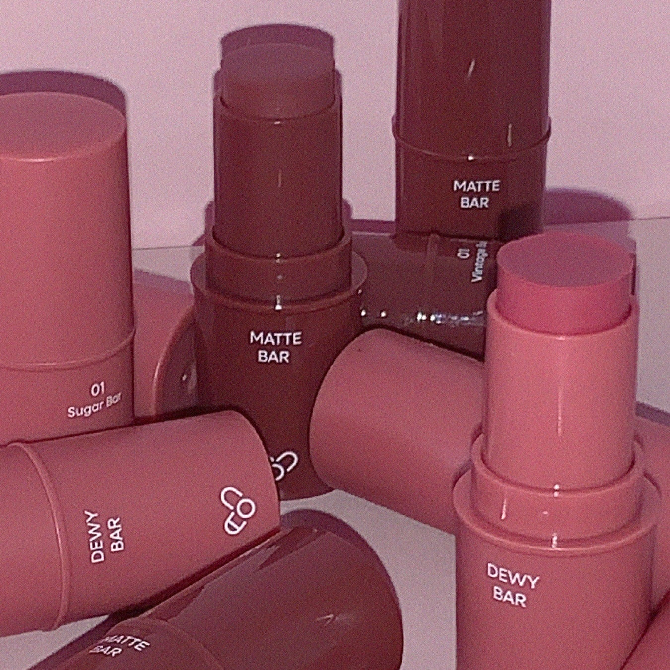 AOU Matte Bar de la marque AOU, présentation cosmétique en gros plan, packaging rose et rouge sur fond clair.